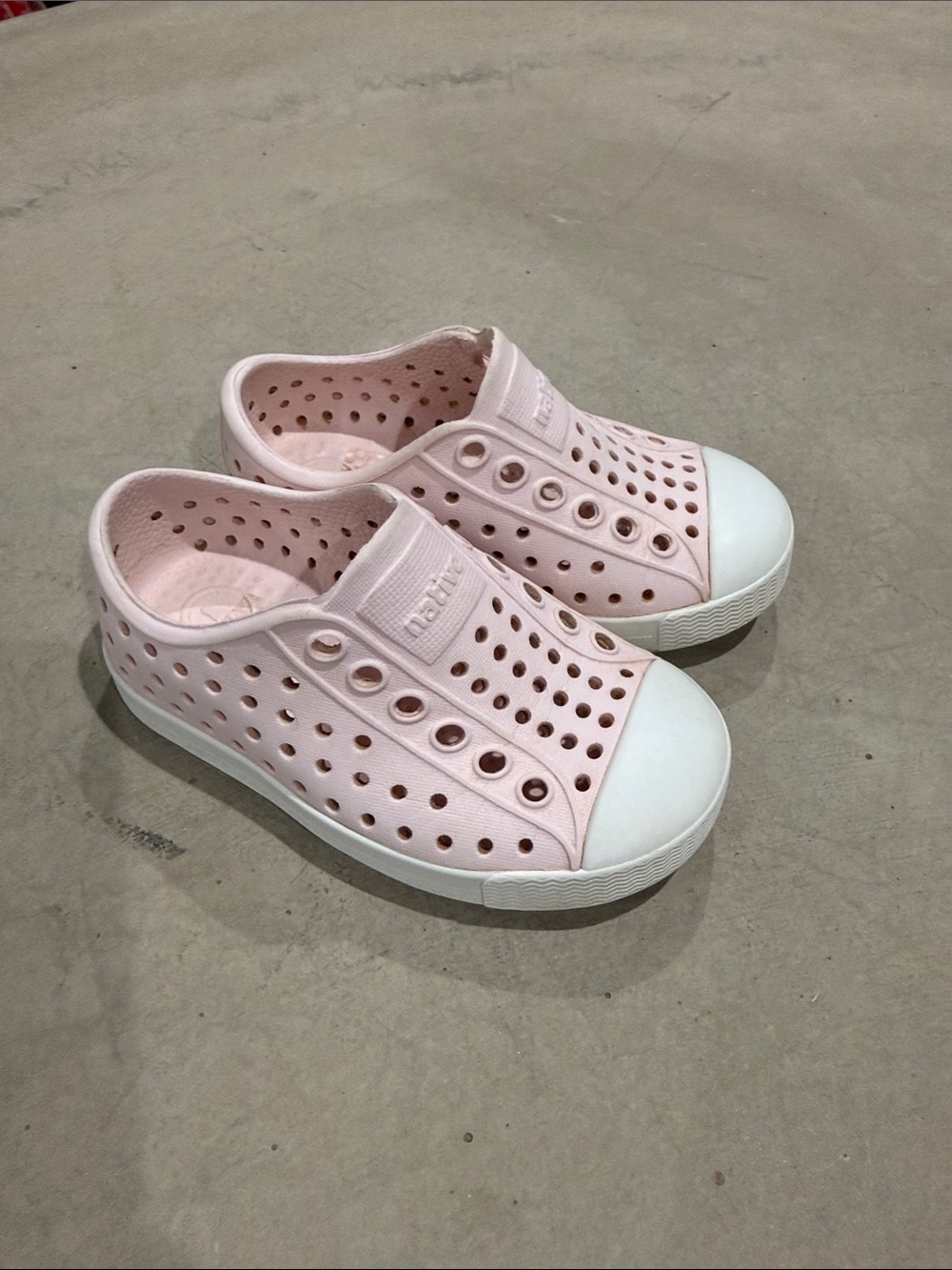 Native Toddler Water Shoes in Light Pink Size 5/5c